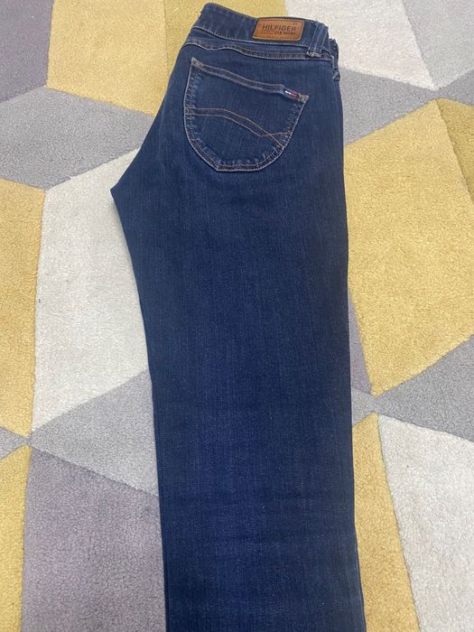 Blugi Guess si Tommy Hilfinger