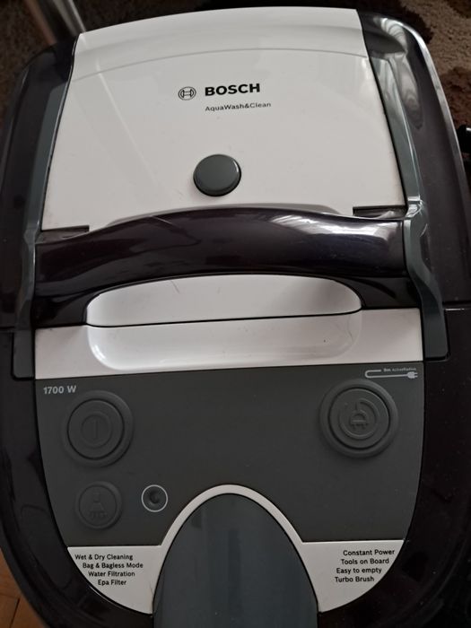 Vând aspirator Bosch AquaWash&Clean 1700W