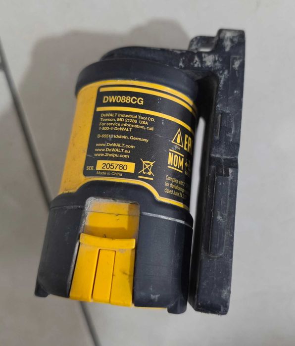 Зелен линеен лазерен нивелир DeWALT DW088CG