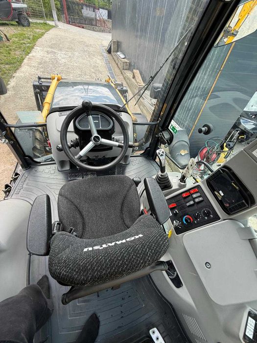 Buldoexcavator KOMATSU model WB93R-8