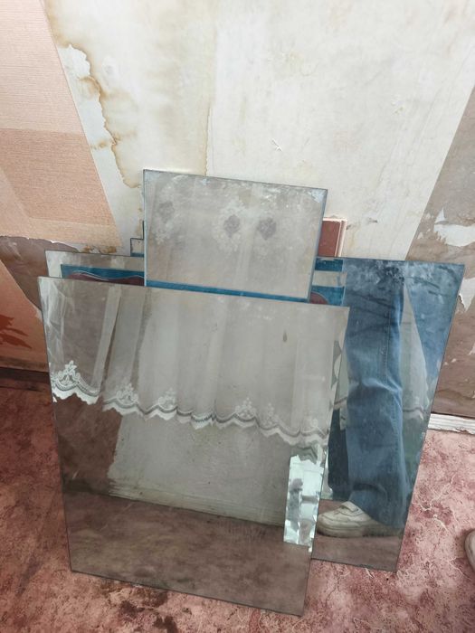 Зеркала много разных, люстра, отдам в дар,