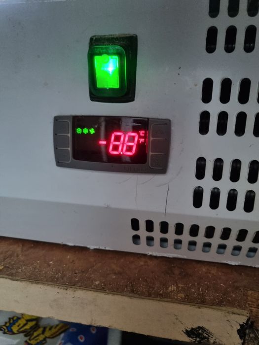 Хладилна витрина за салати