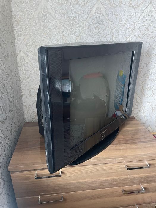 Телевизор Samsung цветной диагональ 70 см