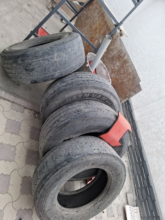 Грузовые шины срочно продам