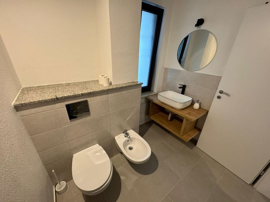 3 camere de inchiriat la curte privata Sanpetru