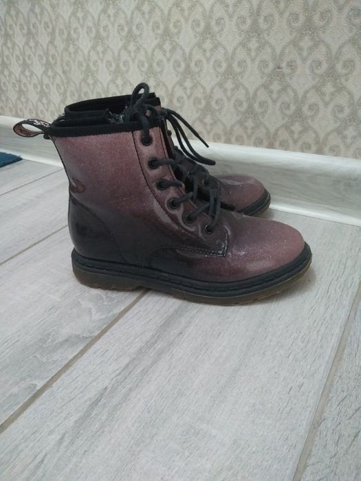 Продам детские ботинки