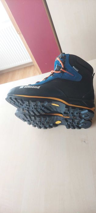 ,,SIMOND - Bocanci de munte pentru aventurile tale "