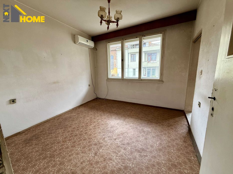 Просторен тристаен апартамент (етаж от къща) до стадиона