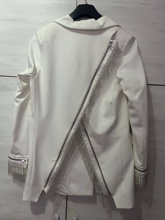 Продавам бял комплект Caramella Fashion.