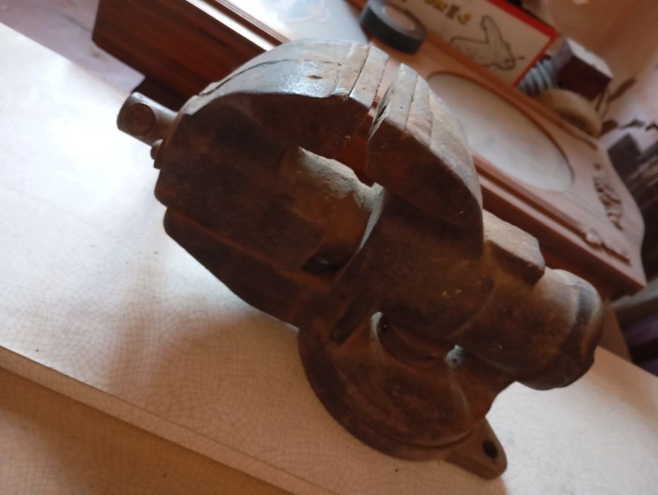 Тиски российский сотилади