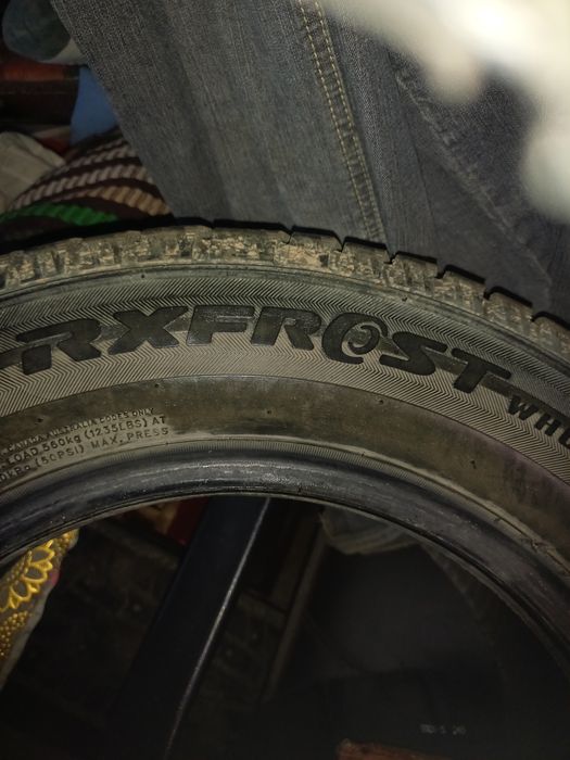 Продам комплект зимних покрышек.