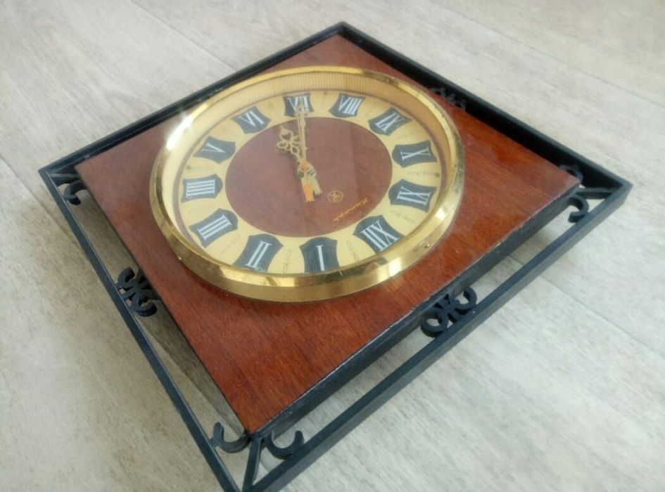 Часы настеннные Янтарь