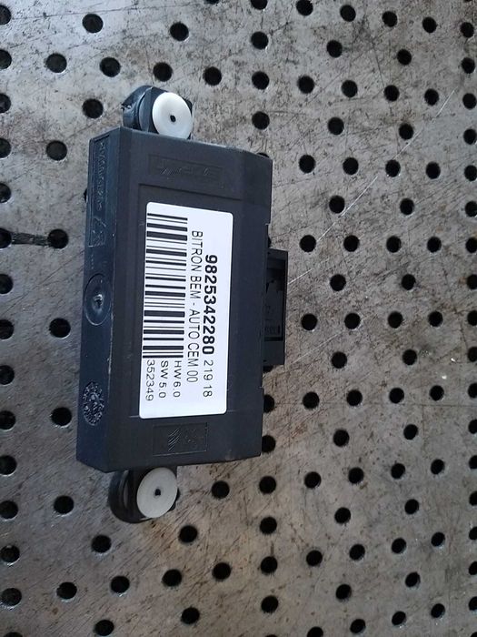 Modul electronic usa dreapta fata peugeot 3008 2 2018 9825342280