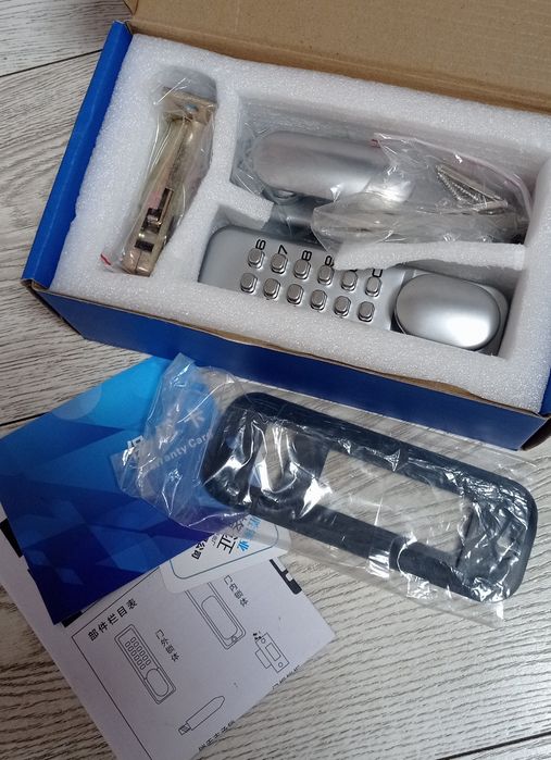 Yala mecanica cu cifru, blocare automata