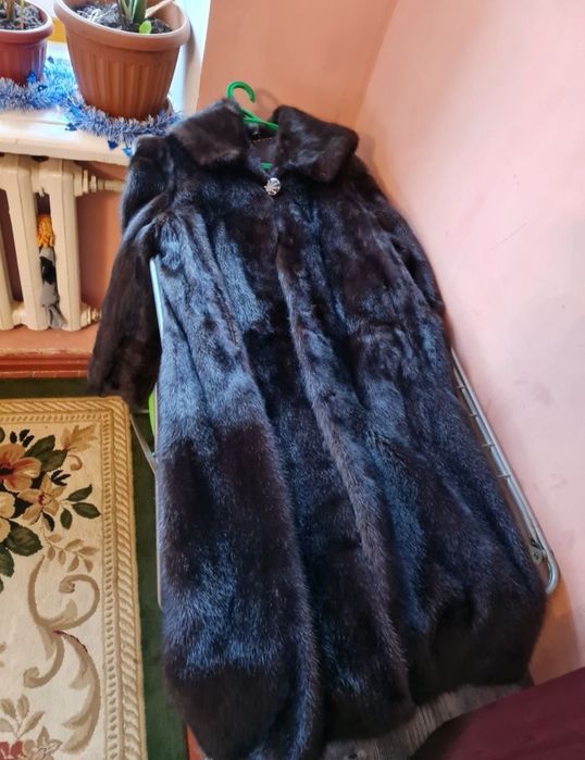 Норкавая шуба с капюшоном.