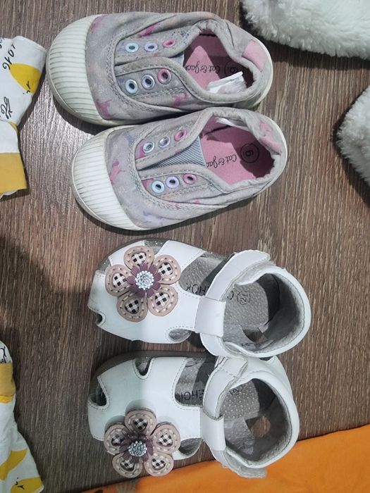 Цена за все Вещи для девочек 1 года 
Обув все брендовий 21 размер Отли