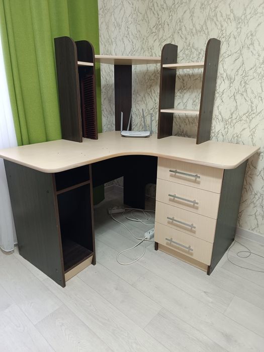 Продам стол компьютерный.