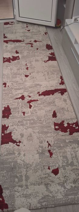 Vand 2 covoare model gri cu rosu