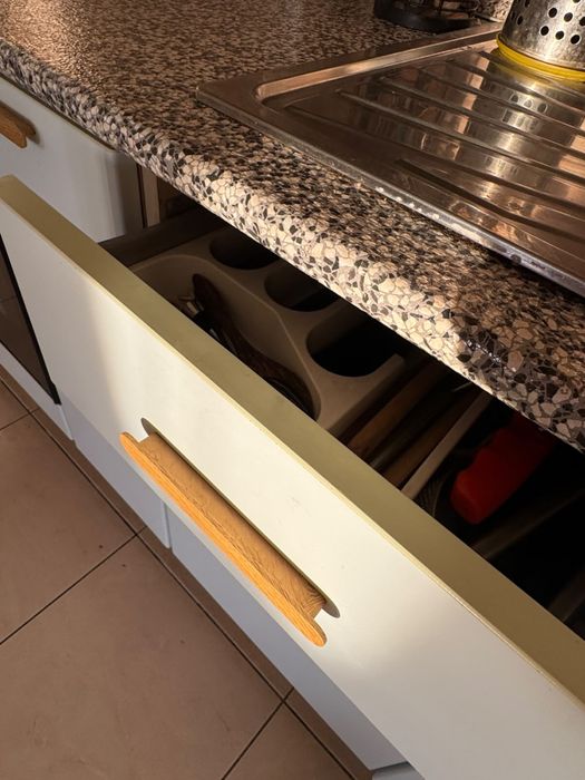 Vand mobila de bucatarie completa cu electrocasnice incluse hota, aragaz, cuptor si frigider.