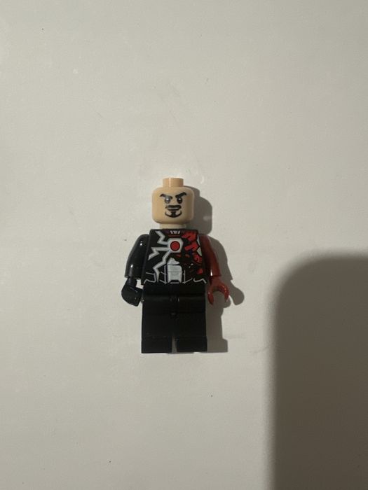 Продам минифигурку венома