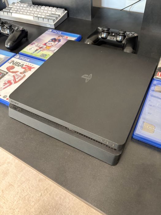 PlayStation 4 Slim със 2 джойстика + 7 игри