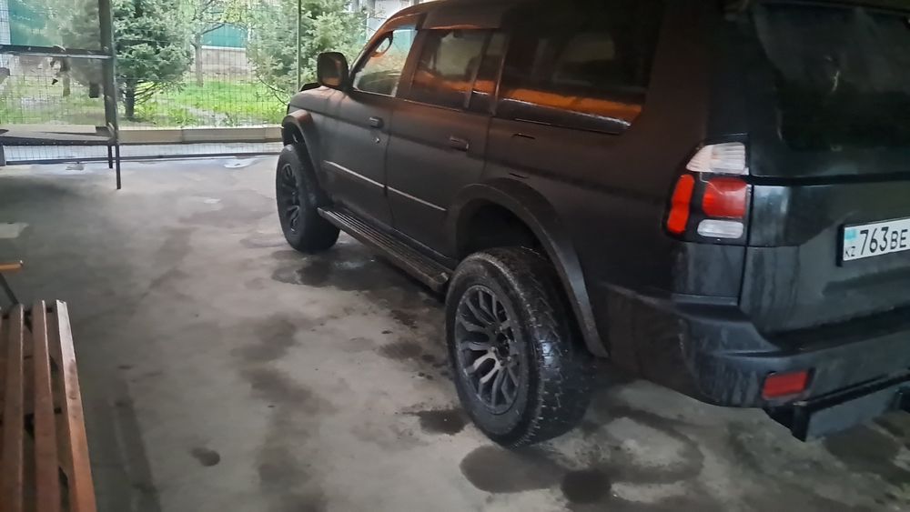 Митсубиси Монтеро Спорт.