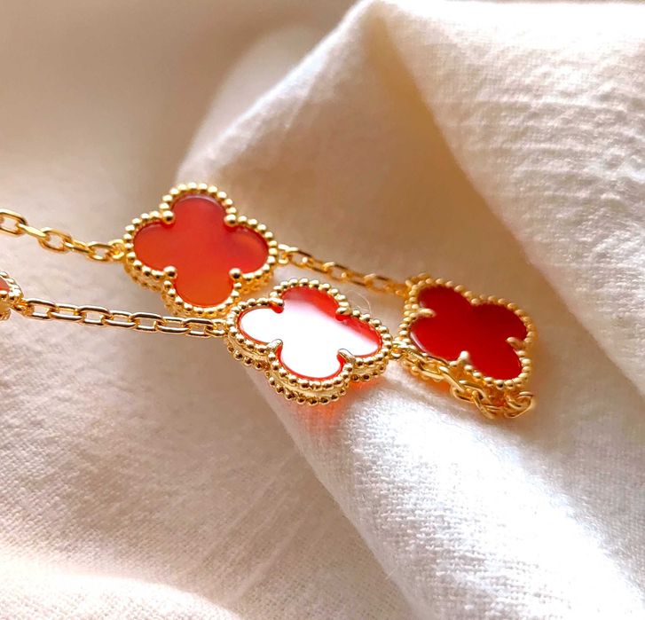 Дамска гривна с пет детелини от червен царнелин - Van Cleef & Arpels