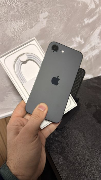 iPhone 16e Black 128 GB