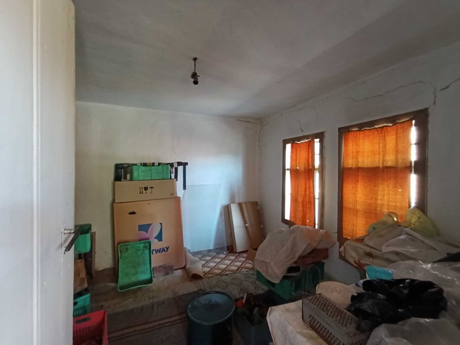 къща с двор в село Яворец