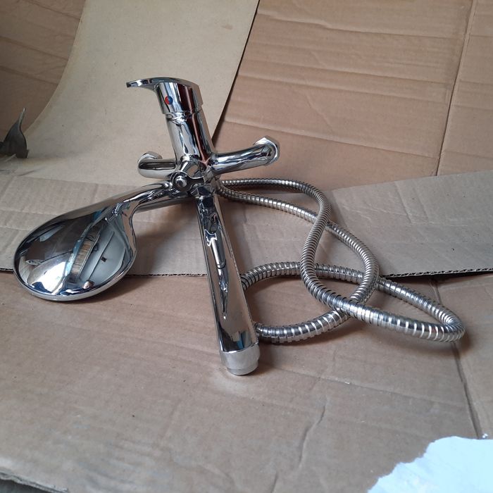 Продам смеситель в ванну новый