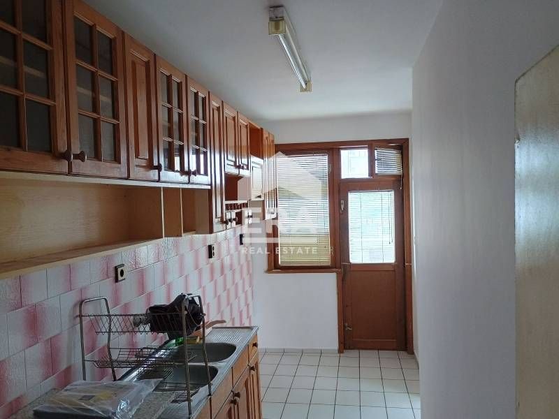 Тристаен апартамент във вход тухлена пломба в кв."Младост" за продажба