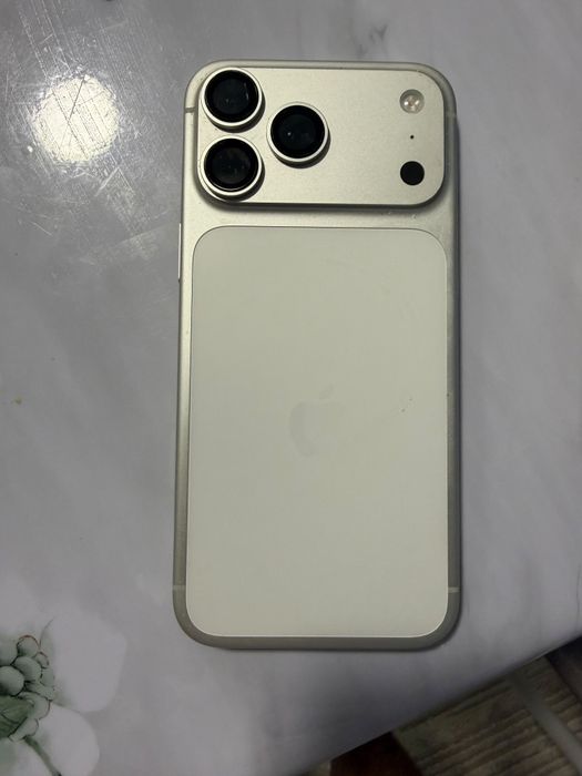 Продаю два IPhone 17 pro max 256гб . В отличном состоянии.