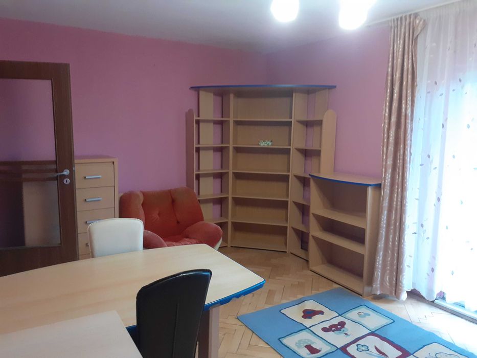 Dau in chirie apartament cu 3 camere