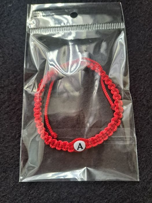 Гривни червен конец и буква