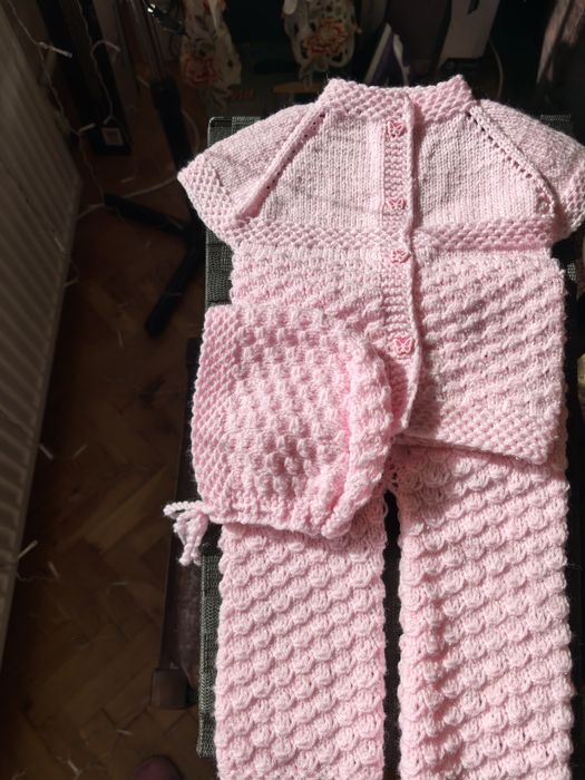 Ръчно плетен бебешки комплект – жилетка и панталони и шапка
