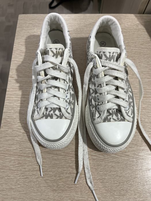 1 пакет вещей плюс кроссовки