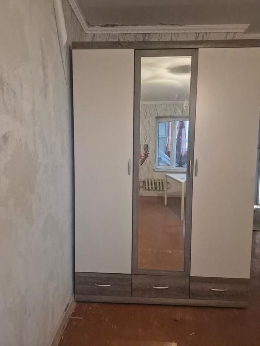 Трехдверный шкаф