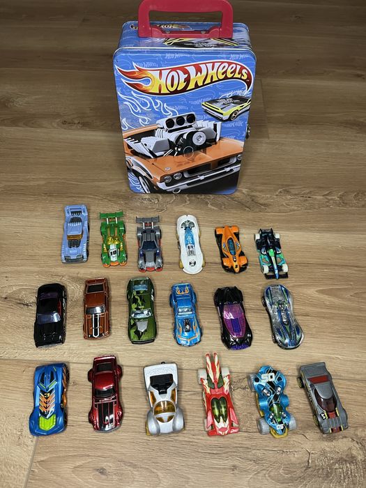 Hotwheels колички + кутия