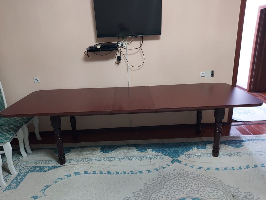 Продается стол гостинный