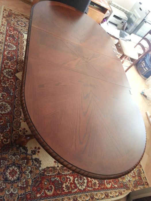 Большой деревянный стол