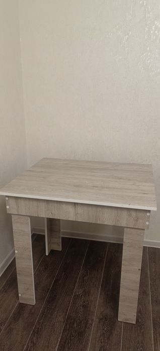 Стол бежевый кухонный/ офис