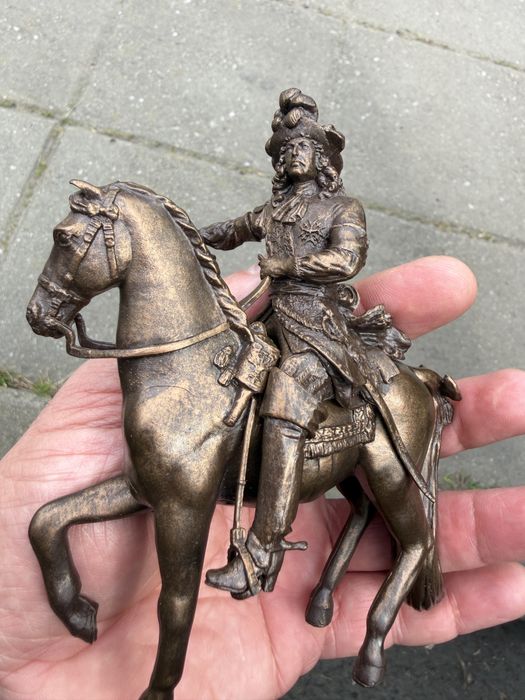 Статуетка на PAPO. Декоративна фигурка