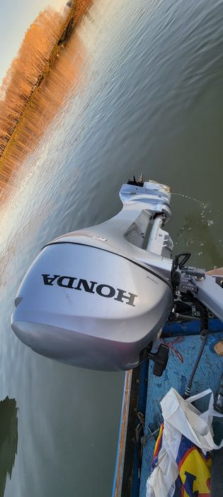 Barca cu motor honda 10cp an 2022 cizma lungă,sub 40 ore funcționare