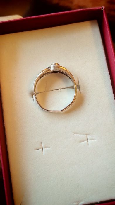 Продавам сребърни пръстени с естествен камък