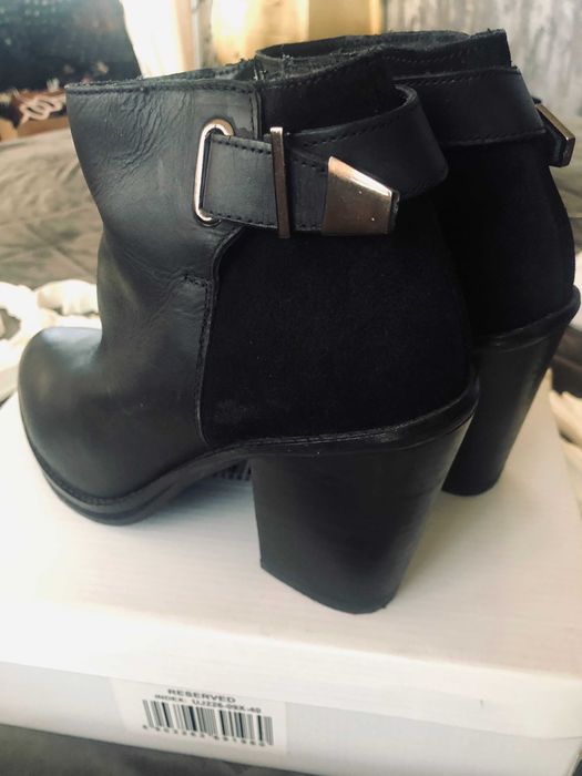 Botine negre piele naturala toc inalt gros si catarame Reserved 40