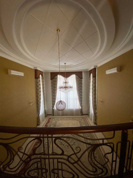 Аренда дома в центре ,гост. Россия 9соток 10 комнат 8000у.е