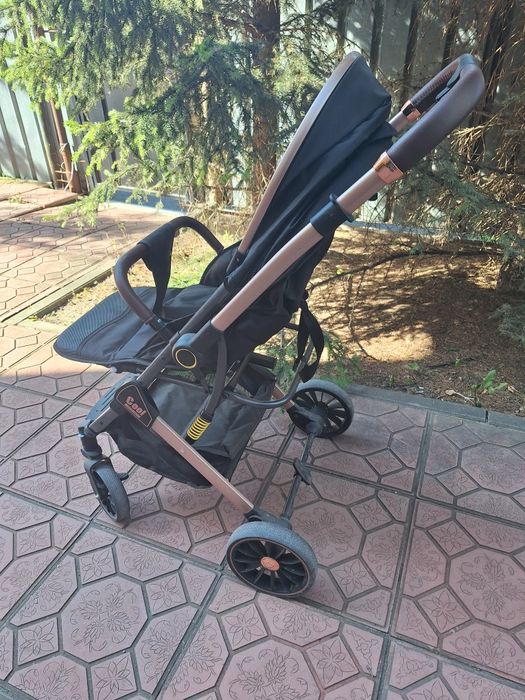 Продам детскую прогулочную коляску.