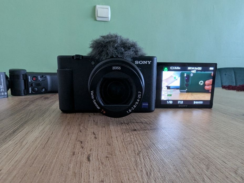 Sony ZV-1 + Грип GP-VPT2BT + 5 батерии + зарядно + 64GB - Като нов / Ready-to-shoot
