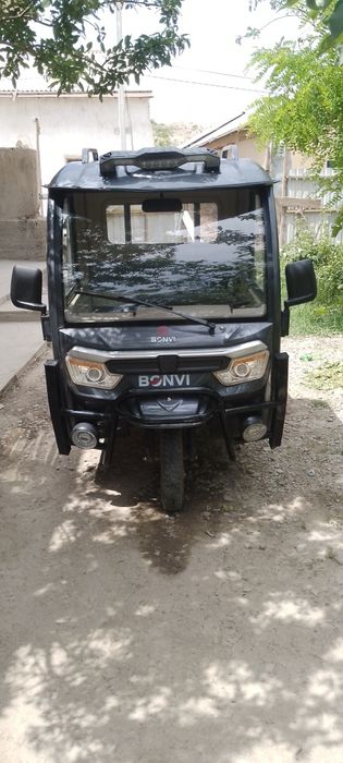 Skuter kabinali moped