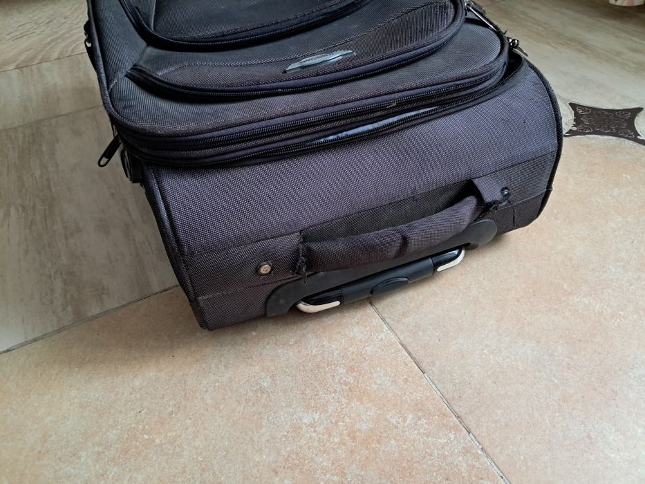 Чемодан продам без одного колеса.